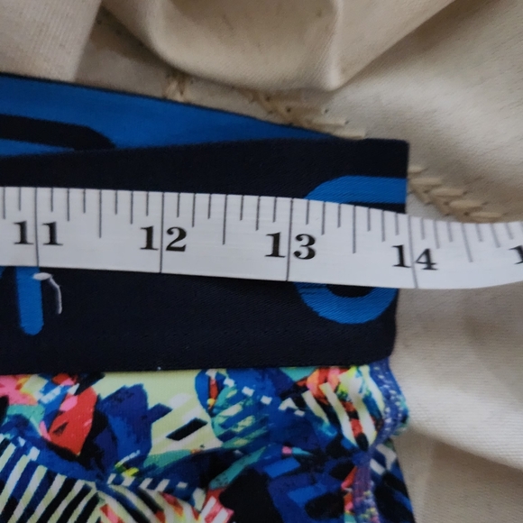 GapFit Floral Print Mid-Rise Capri Leggings – Size M - Picture 5 of 6